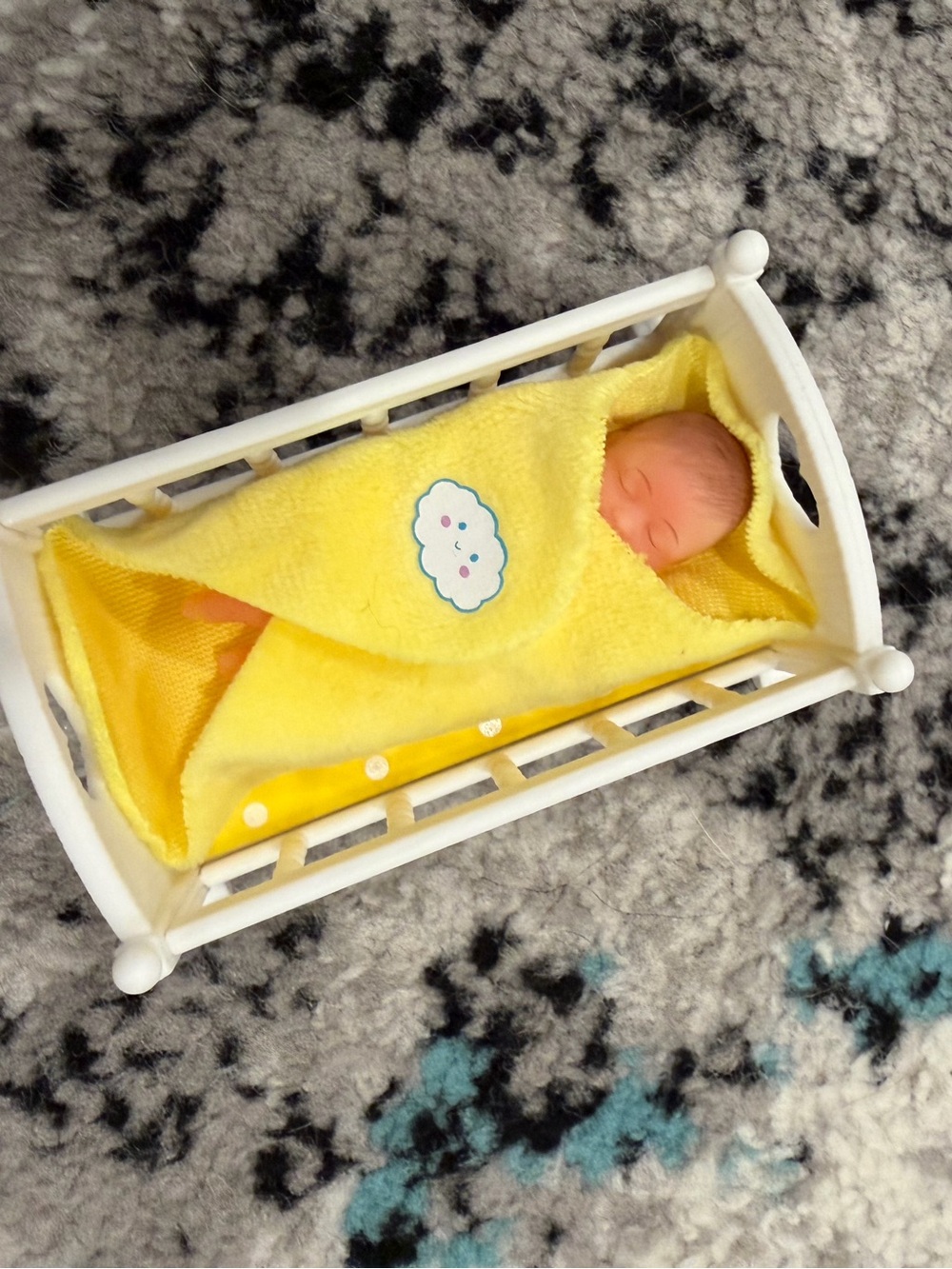 ZURU My Mini Baby Yellow Crib Sleeping Baby Miniature Set